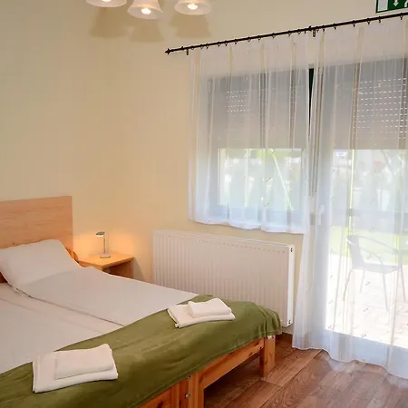 ベッド・アンド・ブレックファスト Szarszo Panzio 4*