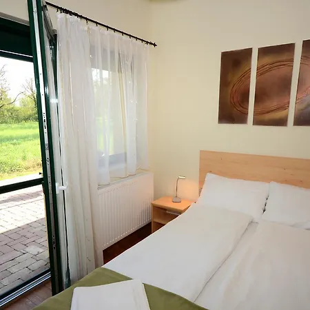 Szarszo Panzio Bed & Breakfast 2*