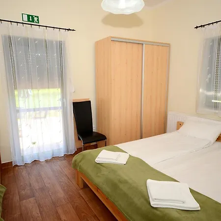 ベッド・アンド・ブレックファスト Szarszo Panzio バラトンサールソー